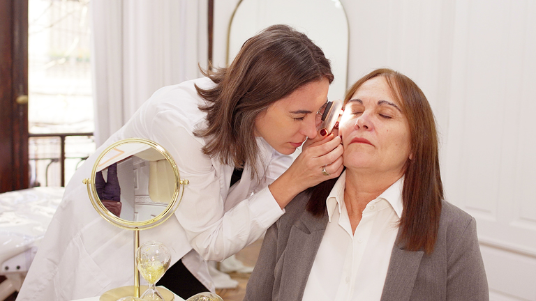 Dra. Julia Vélez realizando un tratamiento dermatológico estético.